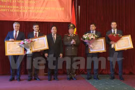Laos otorga condecoraciones a excombatientes voluntarios vietnamitas