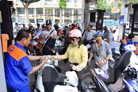 Ligera reducción de precios de combustibles en Vietnam