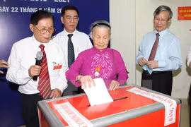 Entusiastas votantes vietnamitas en gran fiesta nacional