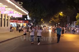 Primera noche en espacio peatonal del Lago Hoan Kiem