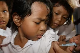 Indonesia recomienda a padres consultar médicos ante escándalo de vacuna