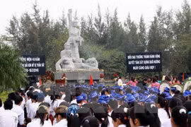 Vietnamitas residentes en extranjero visitan zona de testimonio de My Son