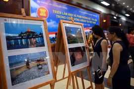 Exposición de fotos y reportajes sobre ASEAN en ciudad vietnamita