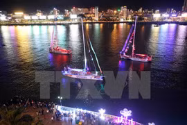 Desfile de barcos de Clipper Race en “ciudad de los puentes” de Vietnam