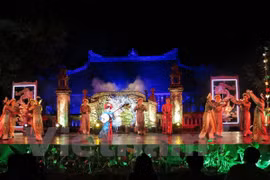 Deleitan al público melodías de música y danza real de Vietnam