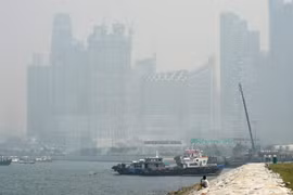 Cubierto Singapur en neblina
