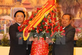 El nuevo secretario general del Partido Popular Revolucionario de Laos (PPRL), Bounnhang Volachith, y el miembro del Comité Central del Partido Comunista de Vietnam (PCV) y jefe de su Departamento de Relaciones Exteriores, Hoang Binh Quan