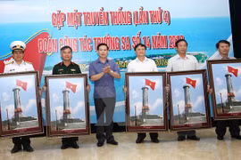 Exposición fotográfica sobre mar e islas de la patria en provincia vietnamita