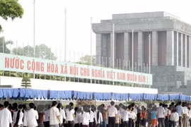 Miles visitantes rinden tributo a Ho Chi Minh en Día de Reunificación Nacional