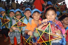 Vietnam presta apoyo especial a los niños de provincias centrales