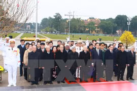 Líderes rinden tributo al Presidente Ho Chi Minh en ocasión de fundación del PCV