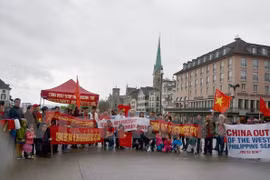 Protesta pacífica en Suiza contra acciones violatorias de China en el Mar del Este