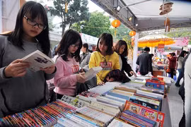 Animado mercado de libros para niños en Vietnam