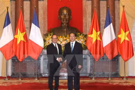 Francois Hollande concluye visita a Vietnam