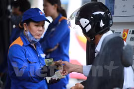 Leve reducción de precio petrolero
