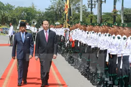 Presidente de Vietnam dialoga con sultán de Brunei