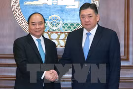 Primer ministro de Vietnam continúa visita en Mongolia