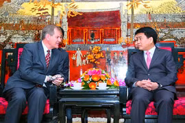 El presidente del Comité Popular de Hanoi, Nguyen Duc Chung en una conversación en Hanoi con el obispo presidente de esa Iglesia, Gary E. Stevenson