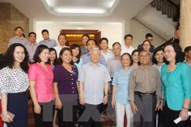 Máximo líder partidista mantiene contacto preelectoral con votantes de Hanoi
