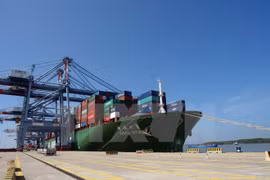 Puerto vietnamita de Cai Mep recibe súper carguero