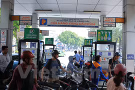 Continúa bajando precio de gasolina en Vietnam