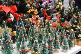 Colorida calle Hang Ma con ornamentos de Navidad