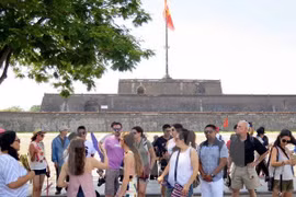 Número de turistas extranjeros a Vietnam supera 10 millones este año 