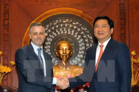 El secretario del Partido Comunista de Vietnam en Ciudad Ho Chi Minh, Dinh La Thang, y el vicepresidente de Microsoft, Mark Day