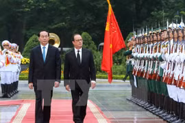 Presidente de Vietnam dialoga con Francois Hollande