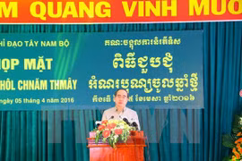 Felicita líder de FPV fiesta tradicional de comunidad Khmer