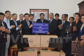 El director de la Academia de Política Nacional Ho Chi Minh, Nguyen Xuan Thang, entrega 20 conjuntos de computadoras como obsequios para la Comisión del Comité Central del PPRL para la Divulgación y Educación