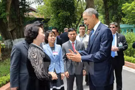 Barack Obama visita palafito del Presidente Ho Chi Minh