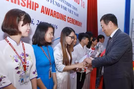 Entregan en Vietnam beca Fuyo a estudiantes con buenos resultados docentes