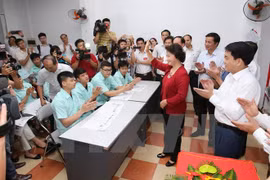 Funcionarios vietnamitas realizan inspecciones en colegios electorales en el país