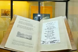 Colección de poemas vietnamitas recibe título de récord mundial por su exclusividad