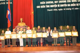 Laos otorga distinciones a excombatientes voluntarios vietnamitas