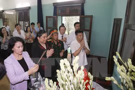 Líder parlamentaria rinde homenaje al presidente Ho Chi Minh