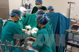 Vietnam y Estados Unidos cooperan en cirugía ortopédica a pacientes pobres