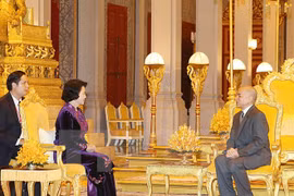Presidenta de parlamento vietnamita se entrevista con rey camboyano