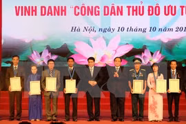 Honran a ciudadanos destacados de Hanoi en 2016