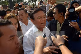 Camboya: Prohíben salida del país a líder opositor