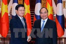 Vietnam y Laos estudian medidas para promover comercio bilateral