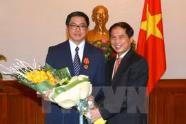 Conceden Orden de Amistad al embajador de Singapur en Vietnam