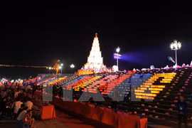Oran por la paz en Vietnam durante Festival otoñal Con Son – Kiep Bac