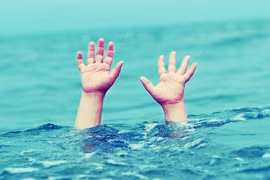 Dong Thap populariza habilidades de natación para niños