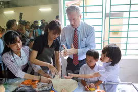 Embajador de EE.UU. visita a víctimas vietnamitas de Agente Naranja