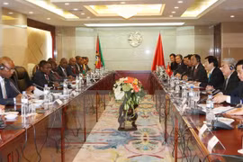 Presidente vietnamita conversa con su homólogo mozambiqueño
