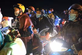 La policía de tránsito de Hanoi apoya a miles de personas en su camino a casa