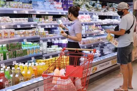 En alza ingresos por ventas minoristas y servicios de Vietnam en agosto