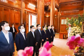 Titular legislativo vietnamita ofrece incienso en homenaje al Presidente Ho Chi Minh